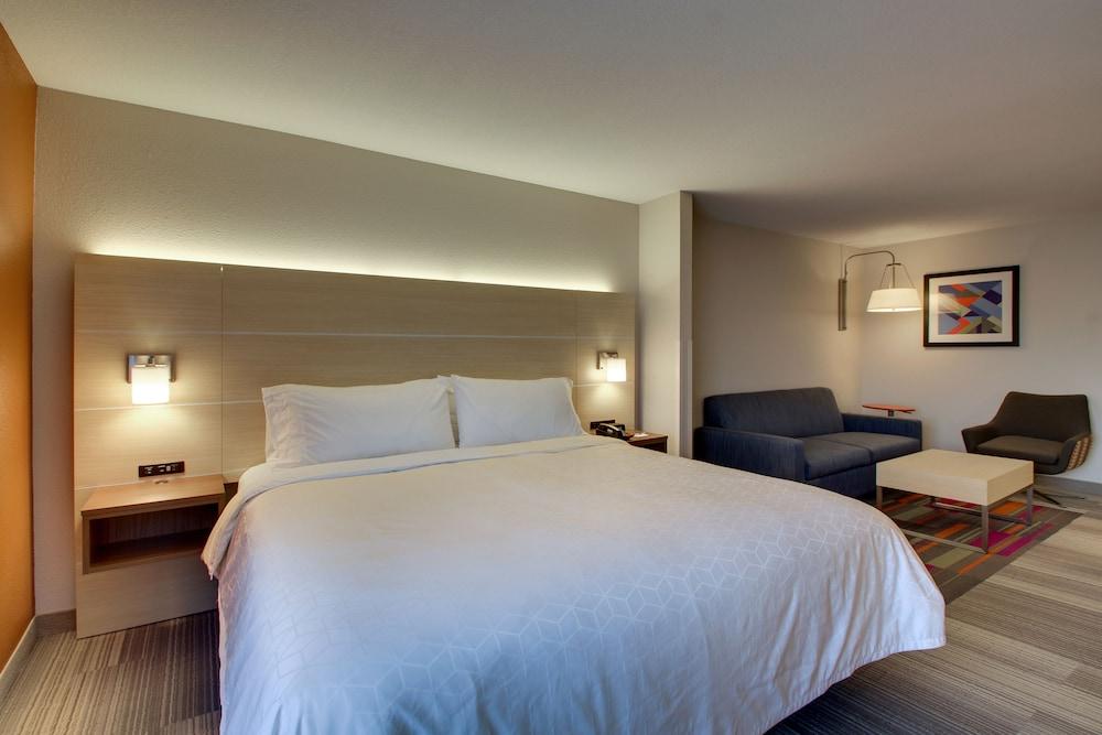 Holiday Inn Express & Suites - Interstate 380 at 33rd Avenue by IHG photo 5