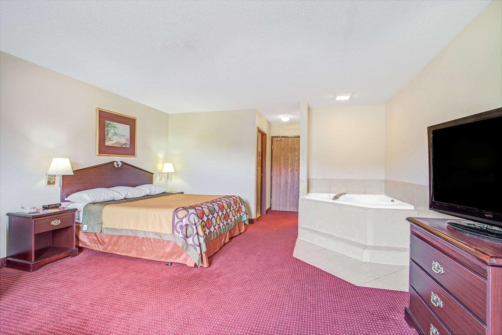 Super 8 by Wyndham Clinton photo 11