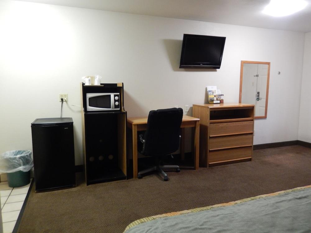 Pearsall Executive Inn photo 11