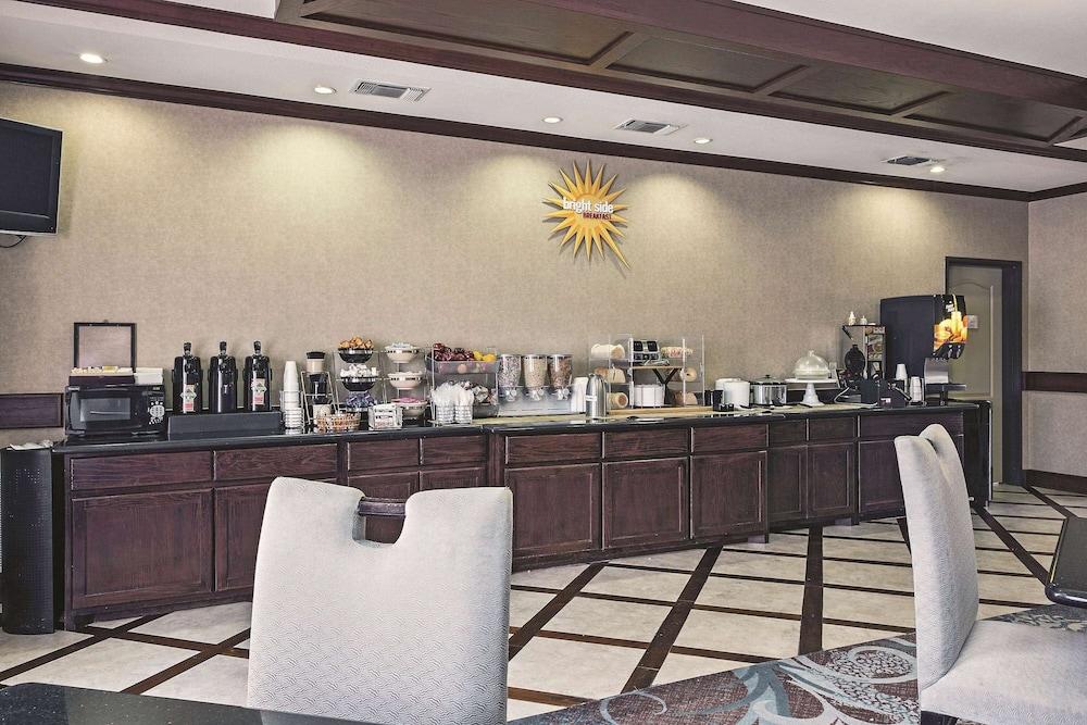 La Quinta Inn & Suites by Wyndham DFW Airport West - Euless photo 20