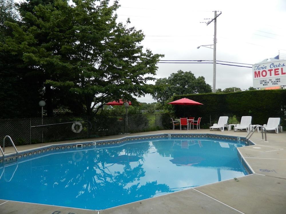 Twin Oaks Motel photo 19