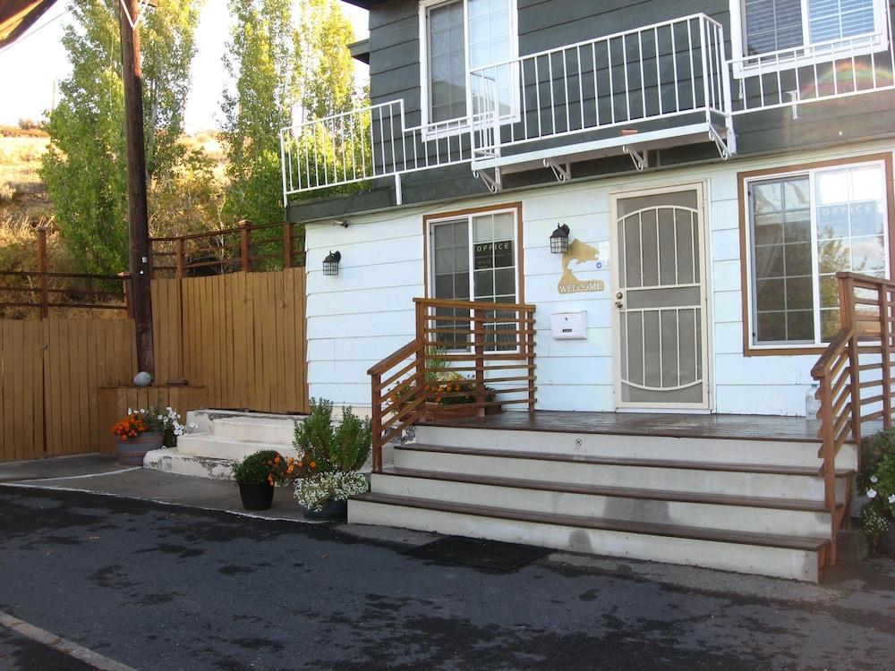 Masters Inn photo 1