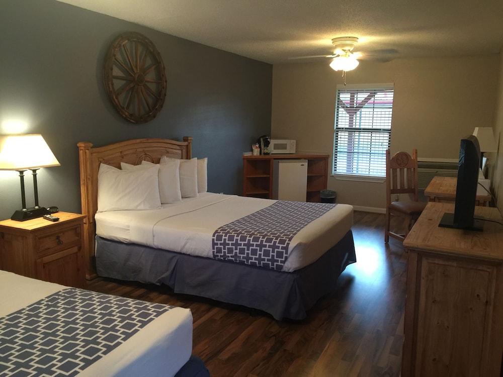 Four Horseman Travel Lodge photo 12