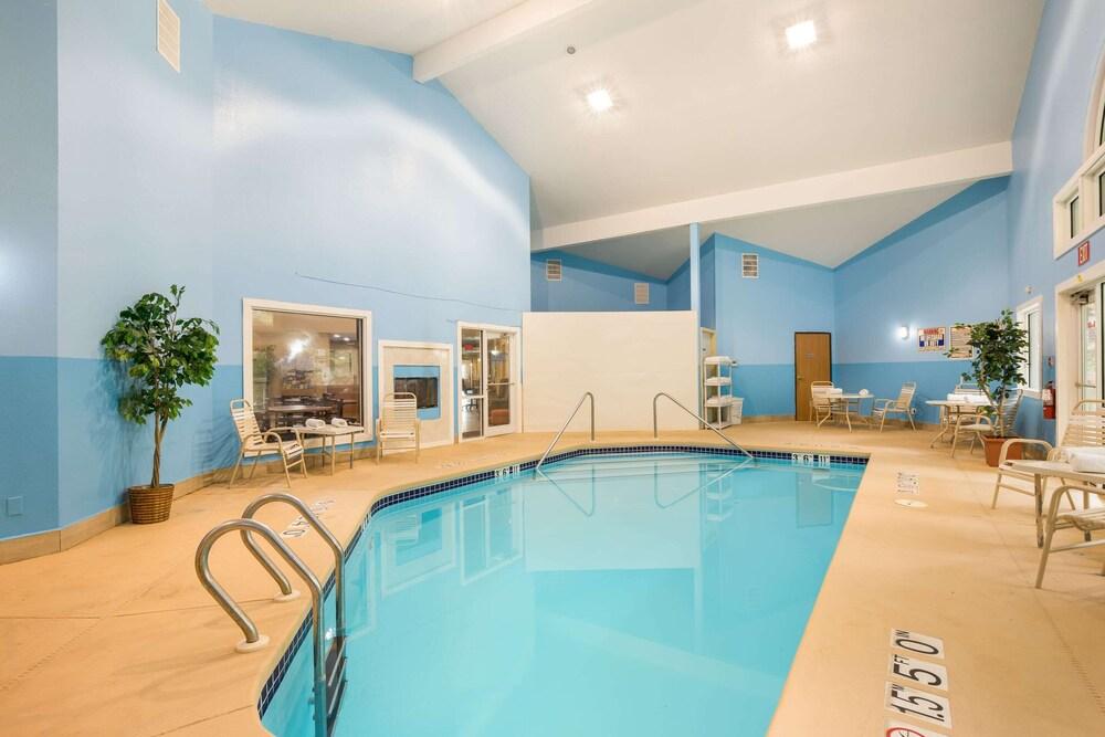 AmericInn by Wyndham Lake Mills photo 39