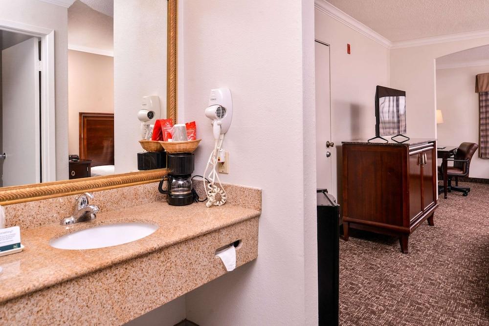 Quality Inn & Suites Beaumont photo 8