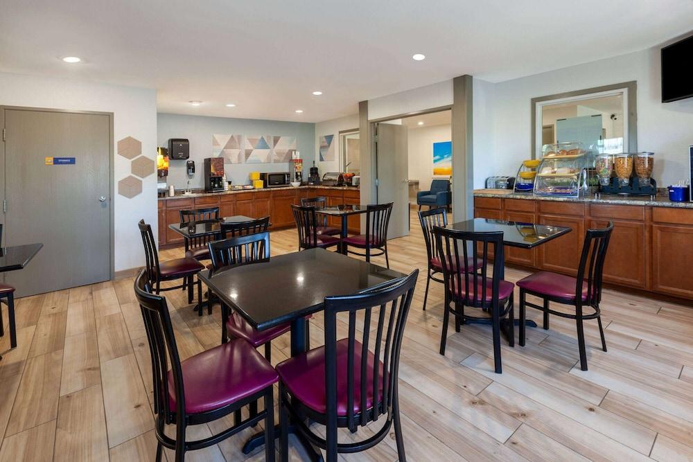 Days Inn by Wyndham Sturtevant / Racine / Mount Pleasant photo 30