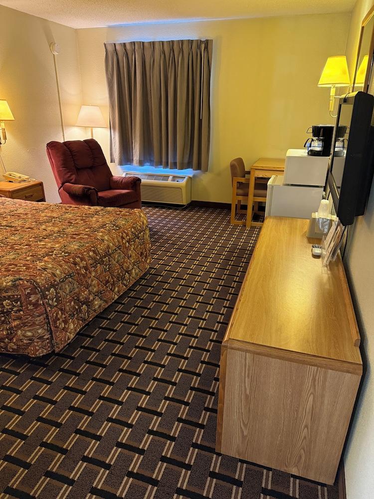 Peddlers Inn Motel photo 13