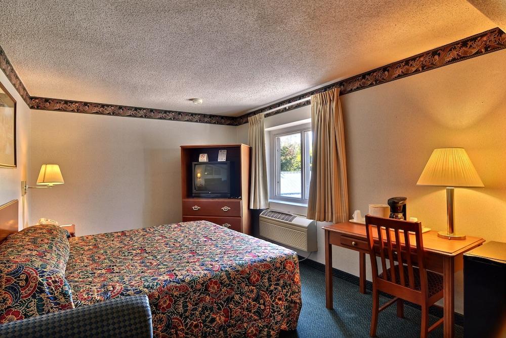 Rodeway Inn Bedford photo 48