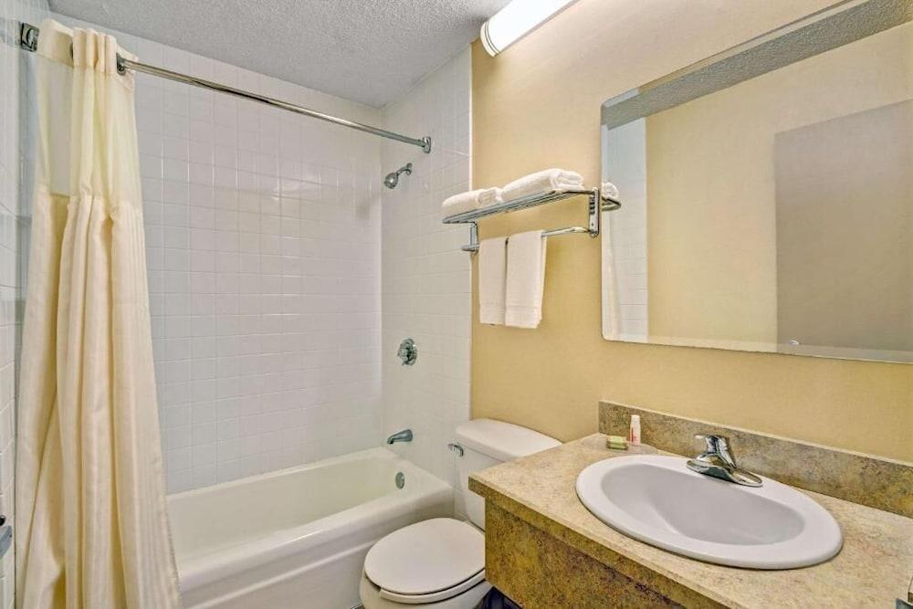 HomeSpring Inn & Studios photo 14
