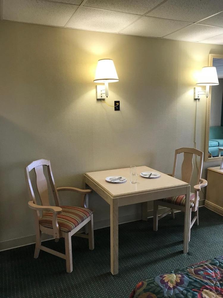 Surf Inn Suites photo 8