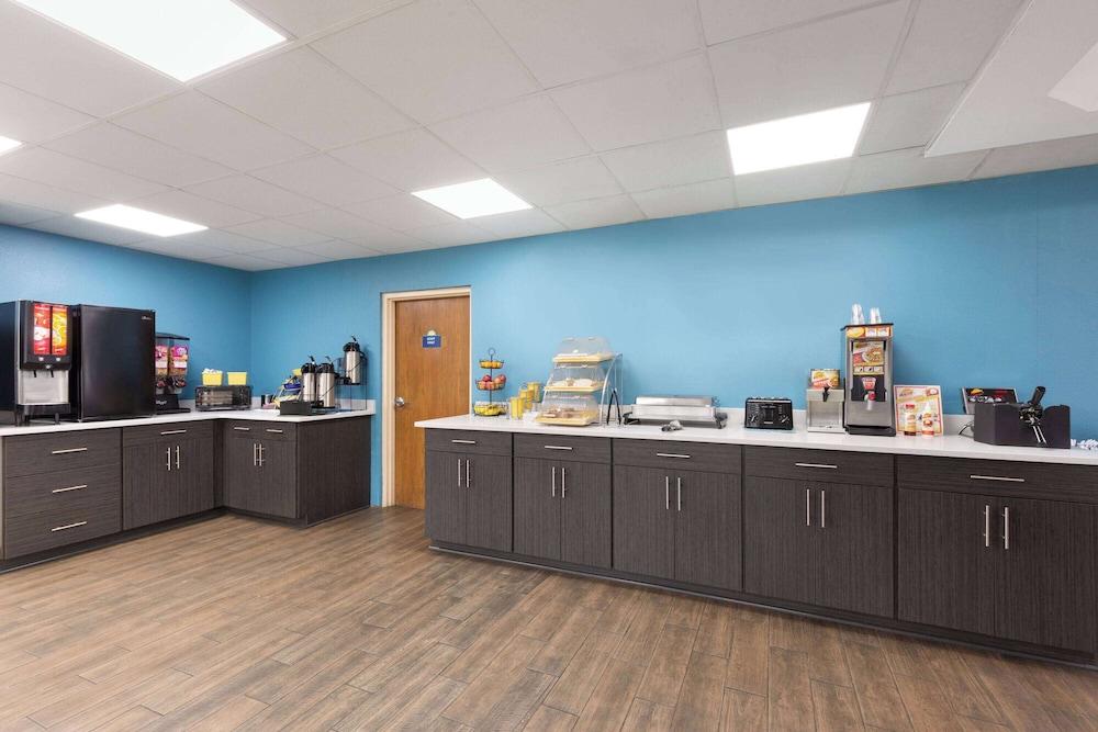 Days Inn by Wyndham Clarksville North photo 30