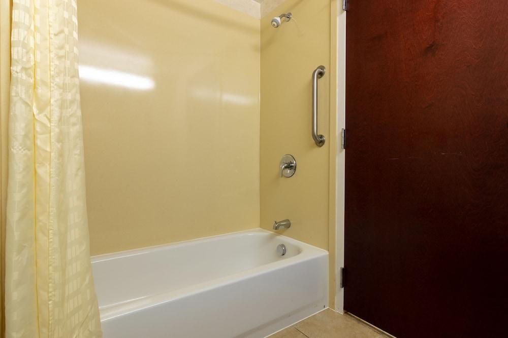 Executive Inn And Suites photo 31