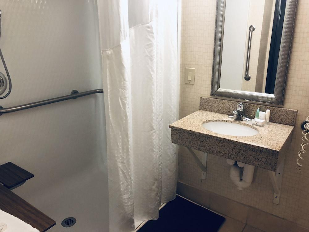 Wingate by Wyndham Ashland photo 9