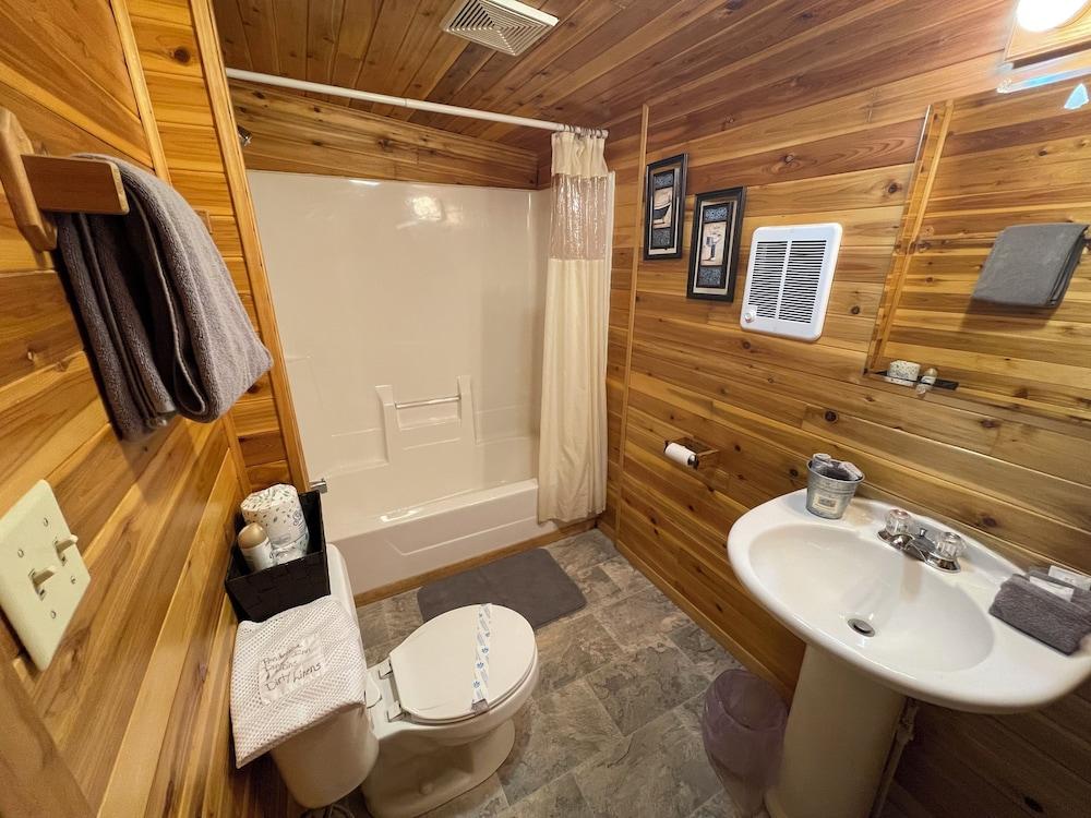 Ponderosa Pines Inn and Cabins photo 73