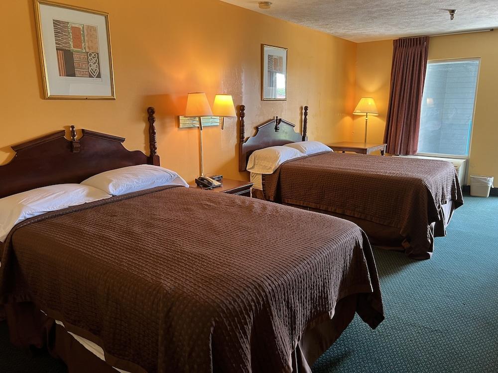 Deluxe Inn & Suites photo 27