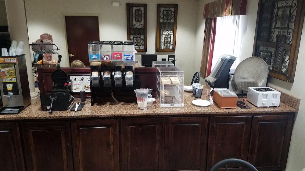 HomeTown Hotel Bryant photo 24