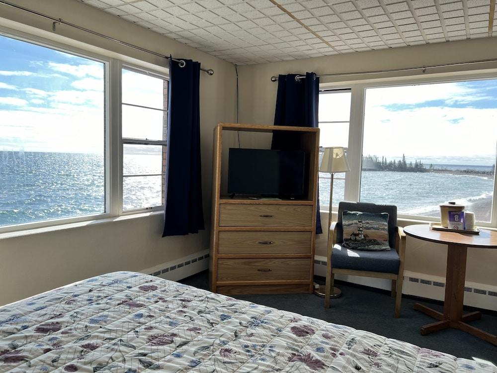 The Shoreline Inn photo 25