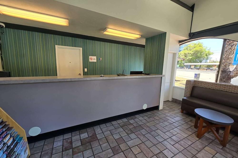 Super 8 by Wyndham San Jose Airport photo 2