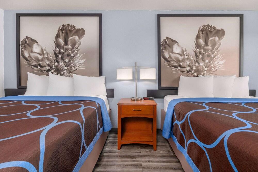Super 8 by Wyndham Clayton photo 9