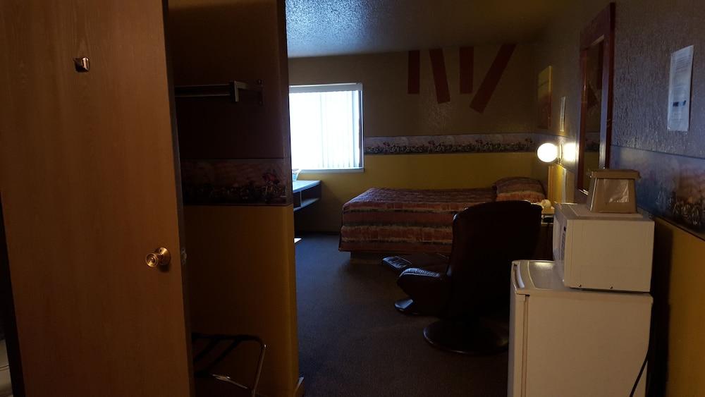 Earth Inn Motel photo 17
