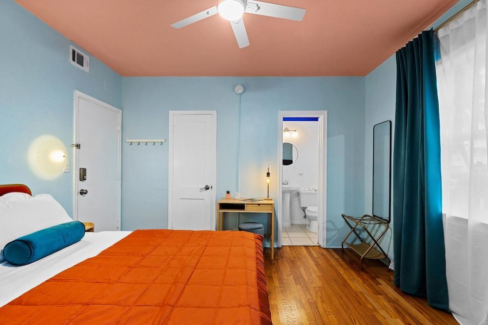 Blue Flamingo Suites photo 83