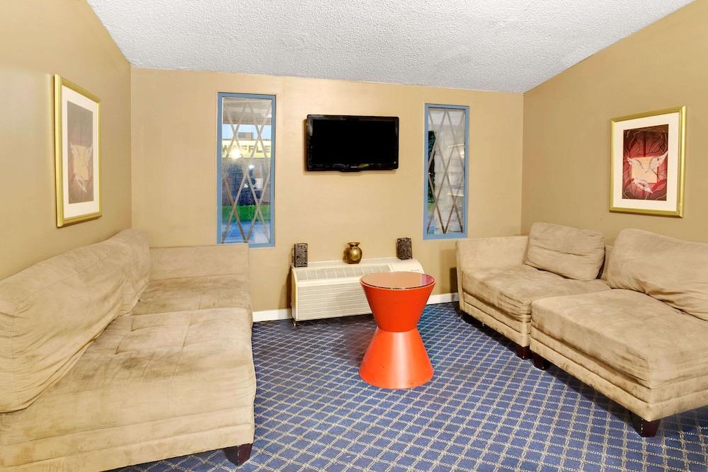 Knights Inn Indianapolis photo 2