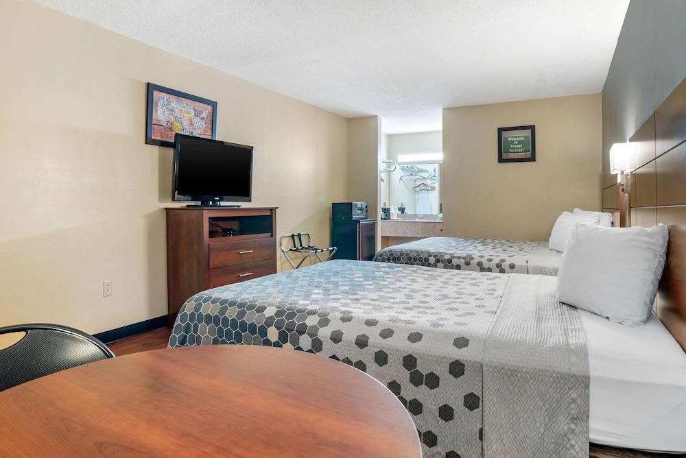 Econo Lodge Inn & Suites Forest photo 10