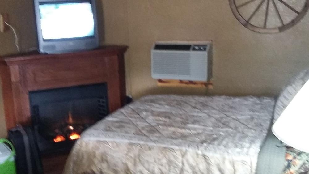 Headwaters Motel photo 6
