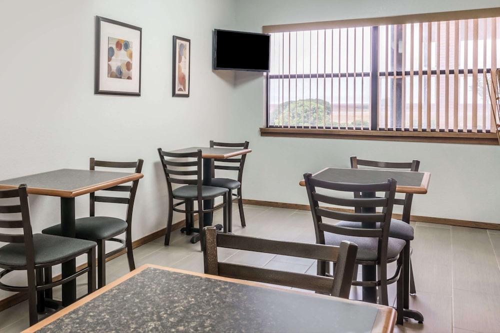 Knights Inn Slaton photo 14