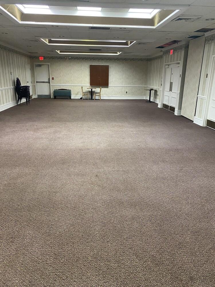 Days Inn by Wyndham Ozark photo 12