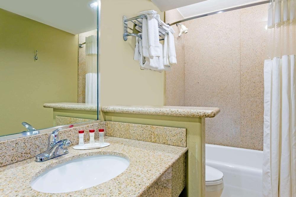 Ramada by Wyndham Lake Placid photo 14