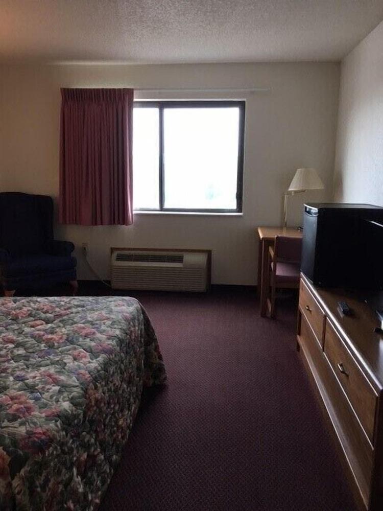 Clarion Hometown Inn photo 7