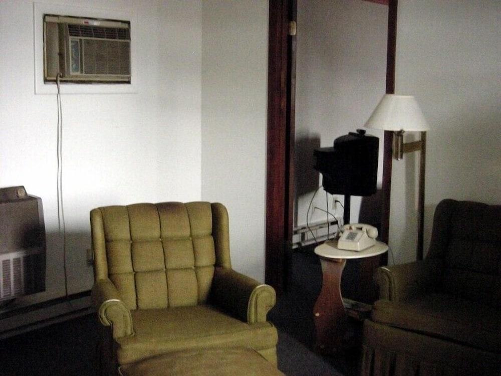 Double A Motel photo 40