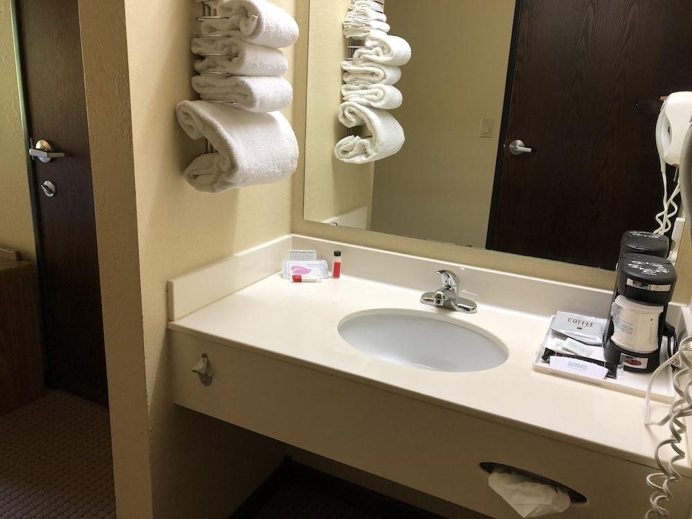 Days Inn by Wyndham Iron Mountain photo 40