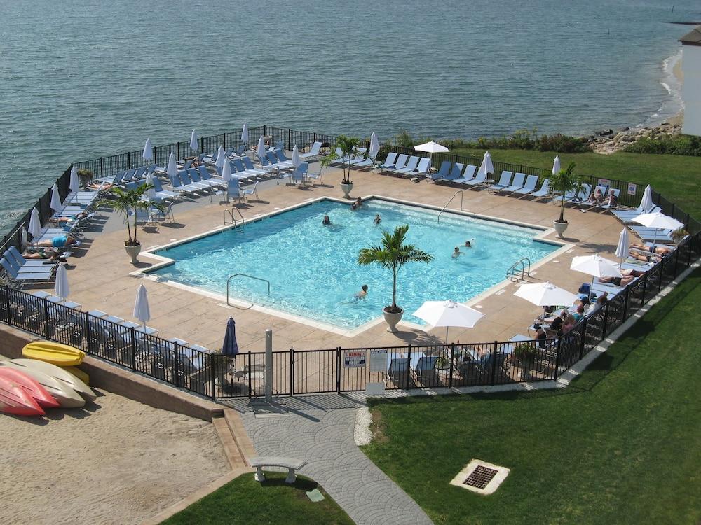 Water's Edge Resort & Spa photo 52