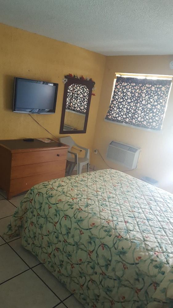 Guest Host Motel photo 7
