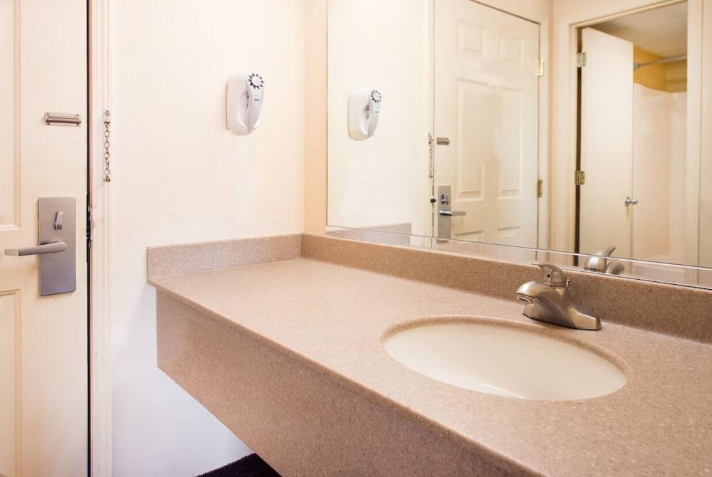 Boarders Inn & Suites photo 32