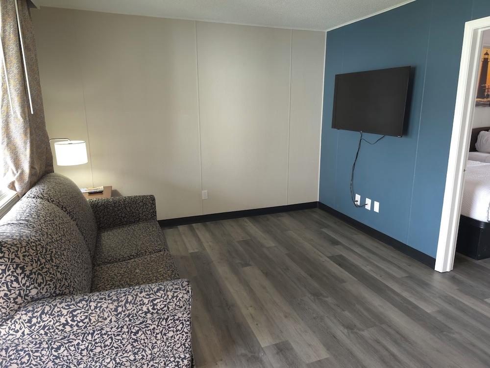 Days Inn & Suites by Wyndham Port Huron photo 23