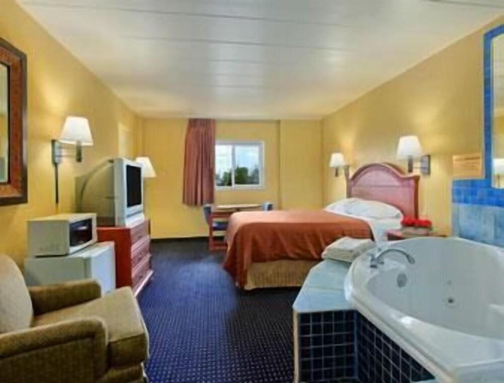 Travelodge by Wyndham Lima OH photo 20