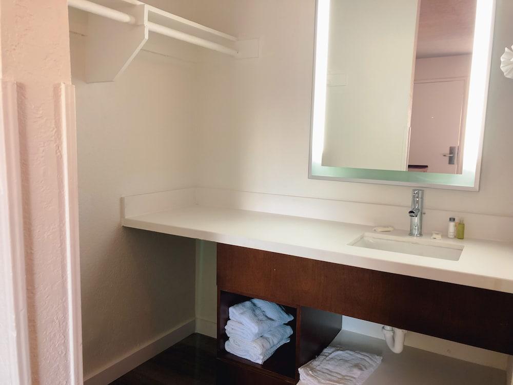 Super 8 by Wyndham San Jose Airport photo 13