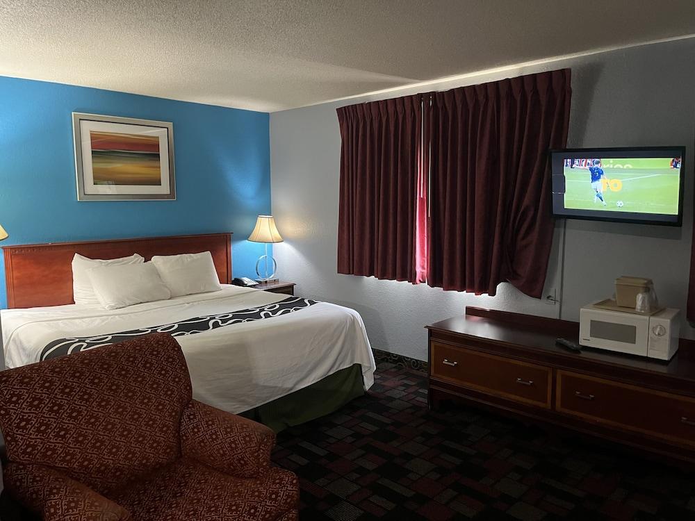 Rodeway Inn Whitehall photo 7