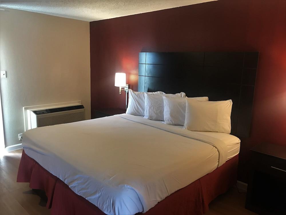 Red Roof Inn & Suites San Angelo photo 3