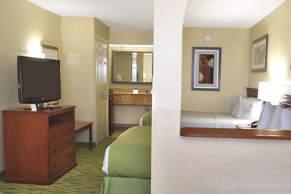 Baymont by Wyndham Orlando East photo 11