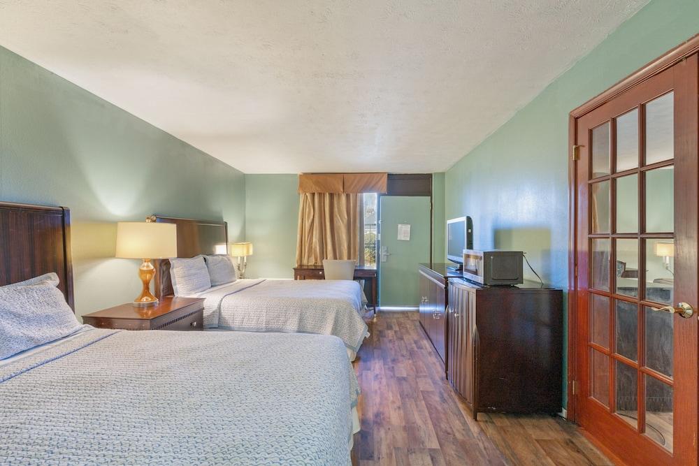 Williamsburg Suites photo 13