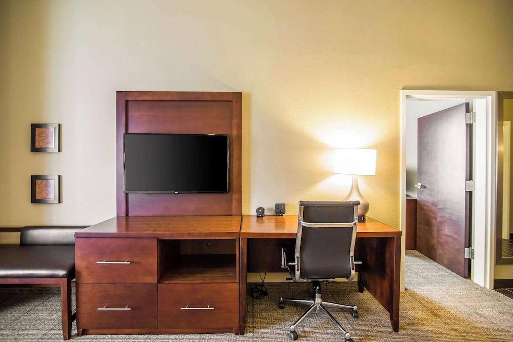 Comfort Suites Dodge City photo 24