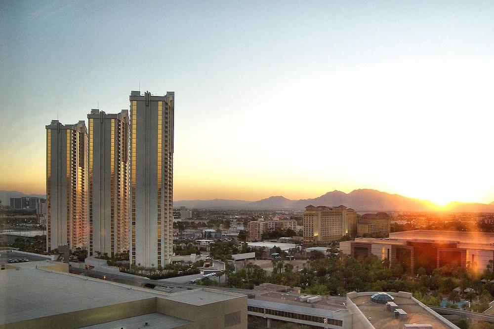 Jet Luxury Resorts @ The Signature Condo Hotel photo 95