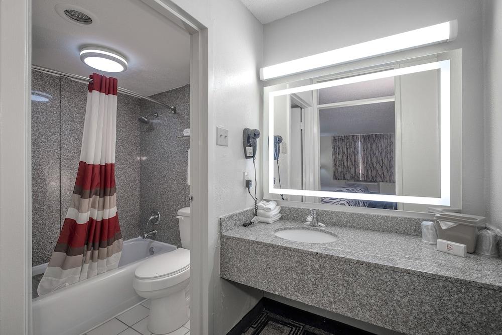 Red Roof Inn Murray photo 23