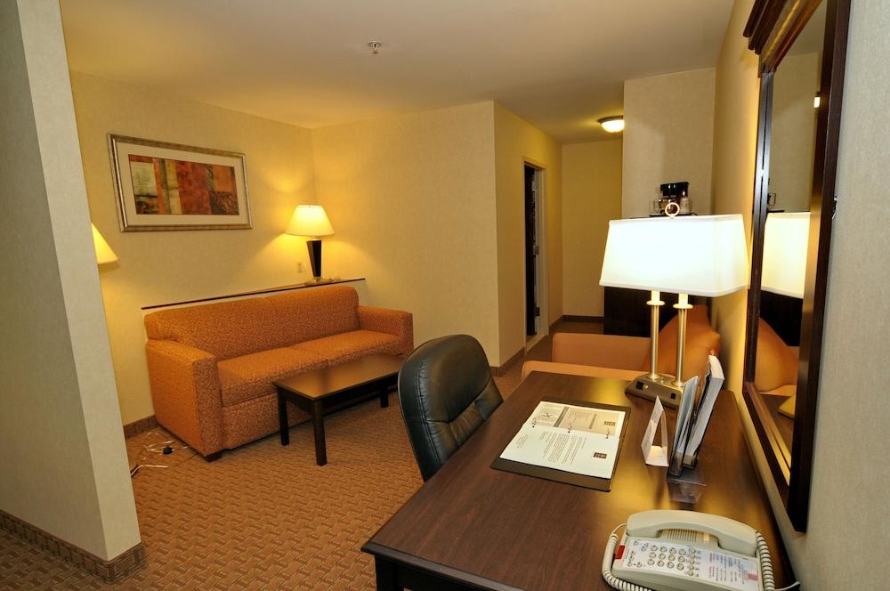 Garner Hotel Mahwah by IHG photo 2