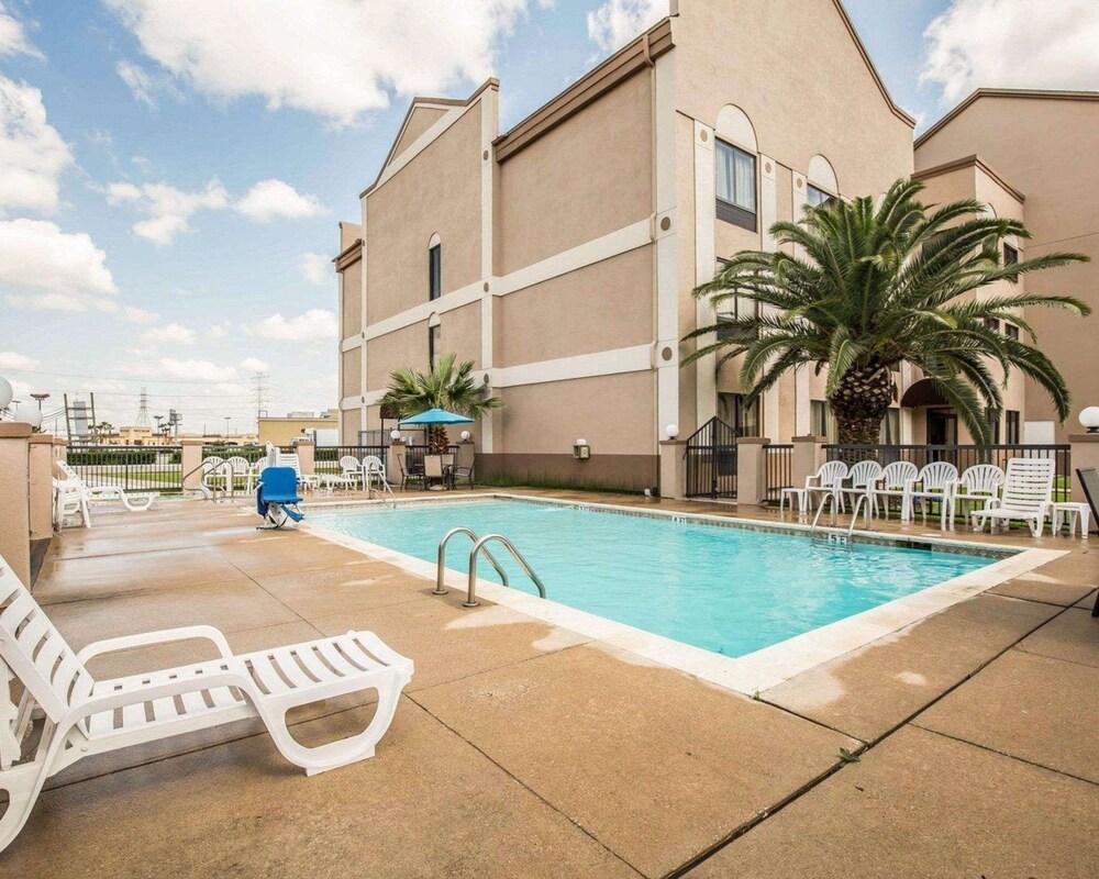 Comfort Suites Stafford Near Sugarland photo 22