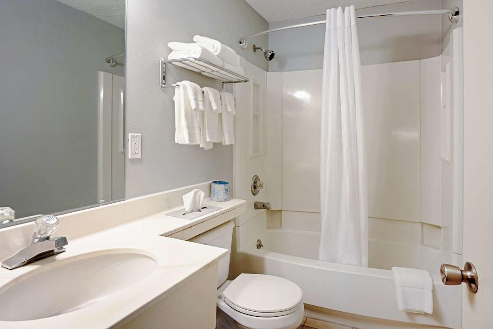Quality Inn Frontier at U.S. Hwy 30 photo 10